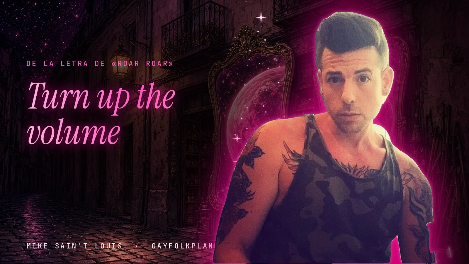Mike Sain't Louis con camiseta de tirantes de camuflaje y brazos tatuados en un callejón nocturno de piedra con un espejo dorado y un planeta rosa, junto a la frase «Turn up the volume» de «Roar Roar»