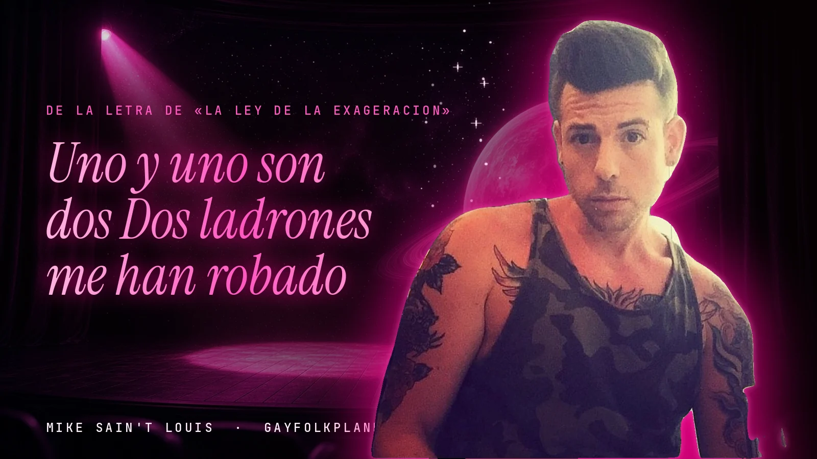 Mike Sain't Louis en un escenario con foco rosa y un planeta con anillos, con el verso «Uno y uno son dos Dos ladrones me han robado» de «La ley de la exageracion»