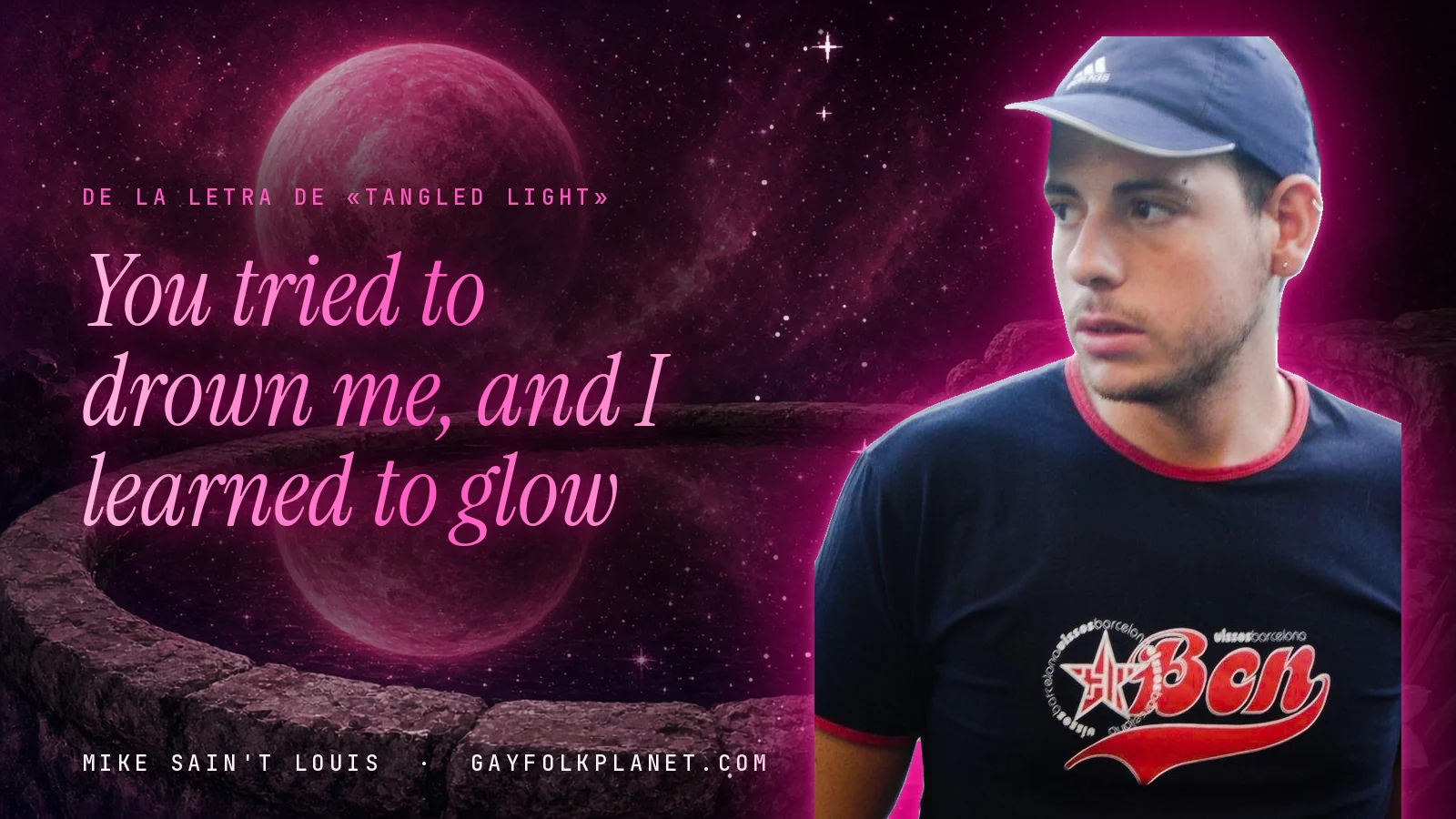 Mike Sain't Louis con gorra azul y camiseta oscura de Barcelona junto a una fuente de piedra bajo un planeta rosa, al lado de la frase «You tried to drown me, and I learned to glow» de «Tangled Light»