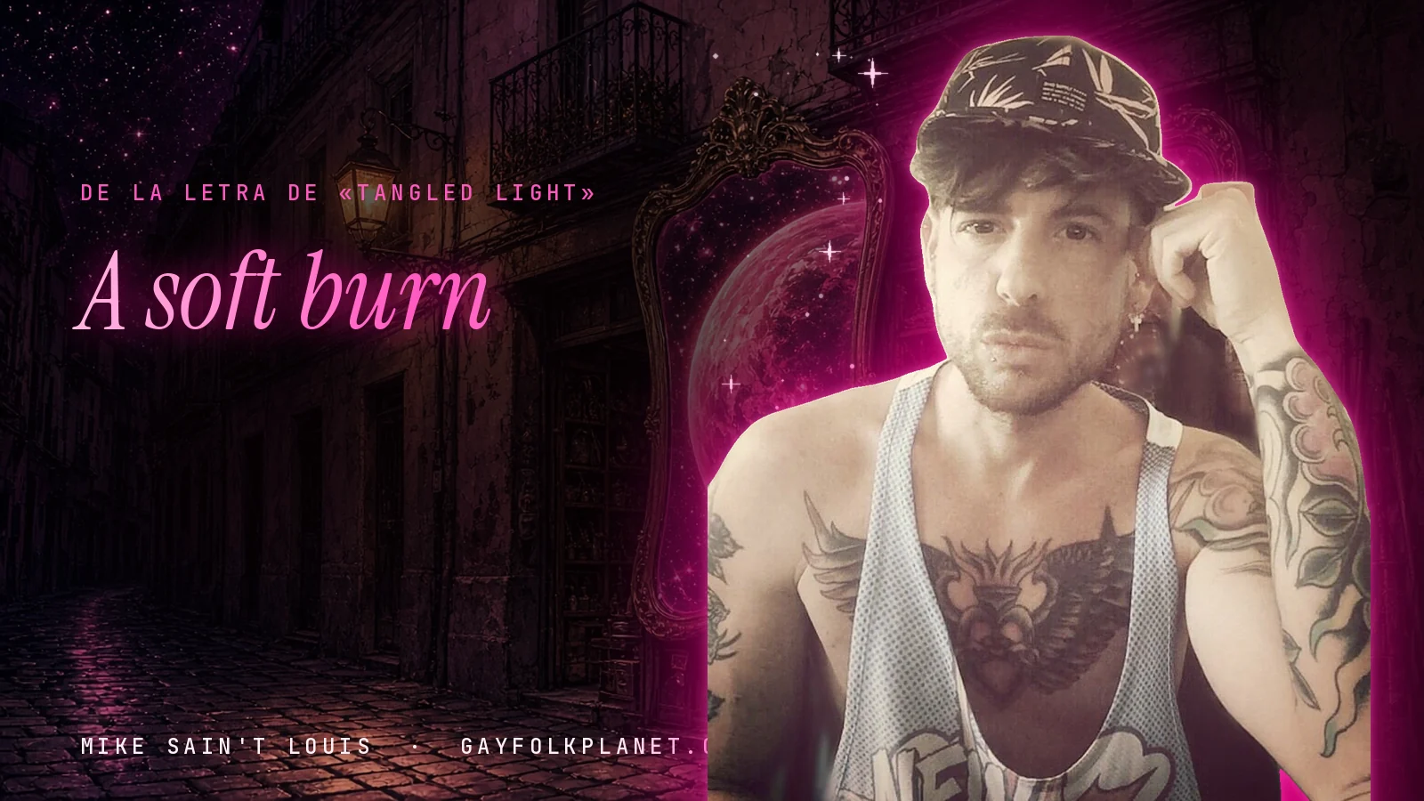 Mike Sain't Louis con gorra estampada, camiseta de tirantes y tatuajes, la mano en la sien, en un callejón nocturno de piedra con un espejo dorado, junto a la frase «A soft burn» de «Tangled Light»