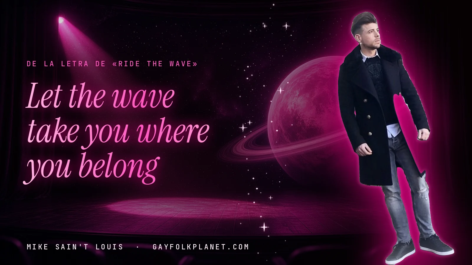 Mike Sain't Louis con abrigo negro largo y vaqueros ante un escenario con un foco rosa y un planeta con anillos, junto a la frase «Let the wave take you where you belong» de «Ride the Wave»