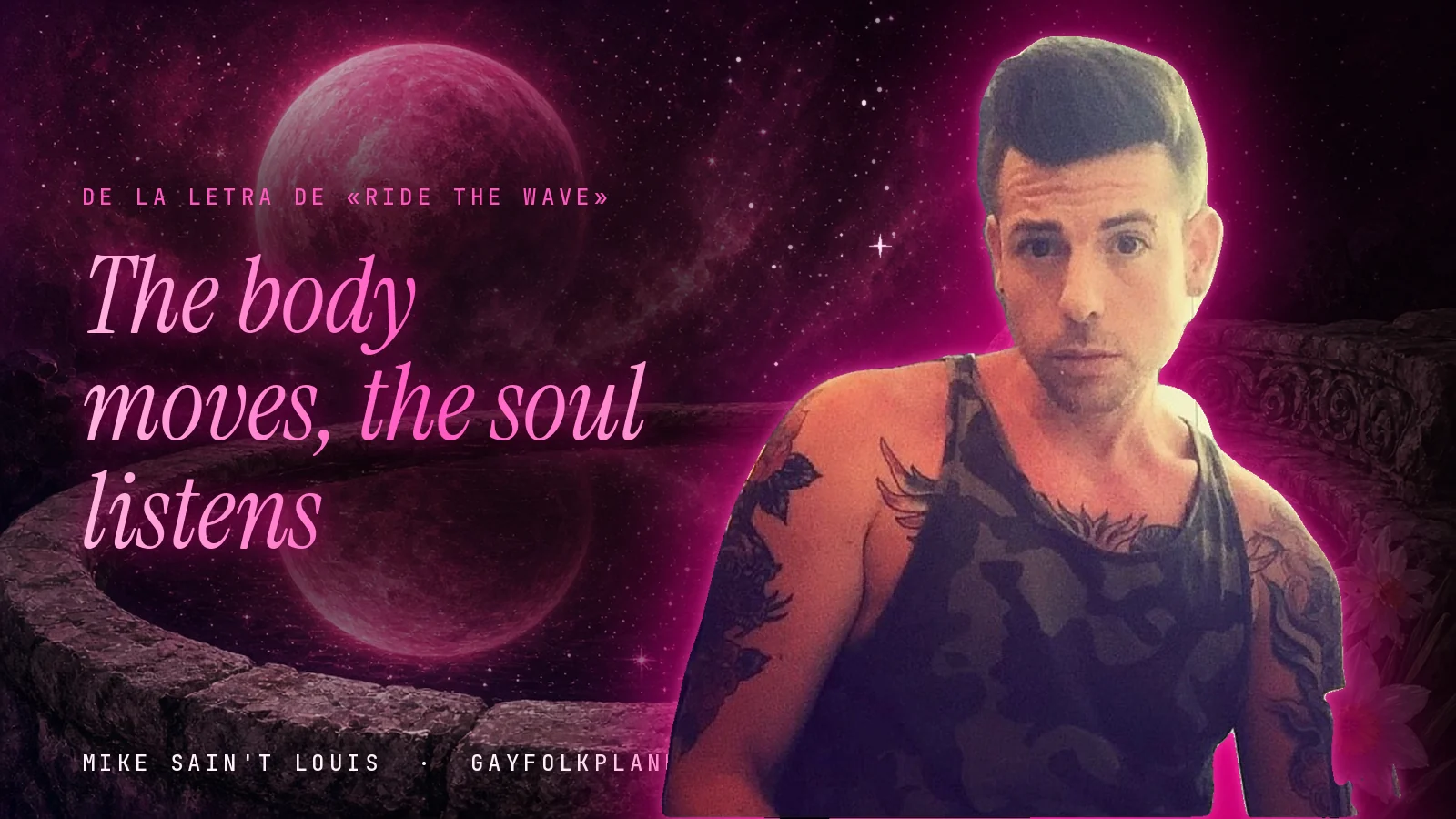 Mike Sain't Louis con camiseta de tirantes de camuflaje y tatuajes junto a una fuente de piedra bajo un planeta rosa, al lado de la frase «The body moves, the soul listens» de «Ride the Wave»