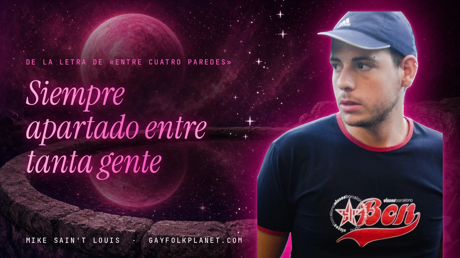 Mike Sain't Louis junto a un brocal de piedra con un planeta rosa reflejado, al lado del verso «Siempre apartado entre tanta gente» de «Entre cuatro paredes»