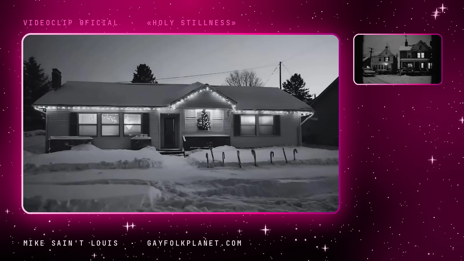 Fotogramas en blanco y negro de «Holy Stillness»: una casa con guirnaldas de luces sobre un jardín nevado y una calle de casas de madera a medianoche, con un coche aparcado en la nieve