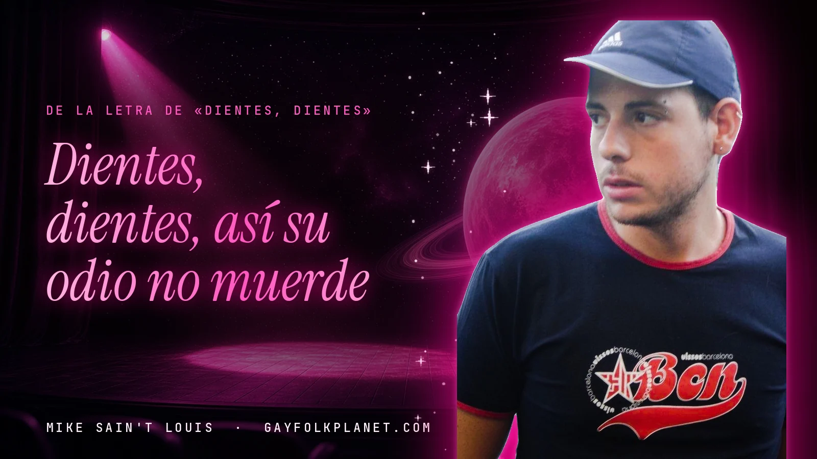 Mike Sain't Louis con camiseta oscura ante un escenario con foco rosa, junto al verso «Dientes, dientes, así su odio no muerde» de «Dientes, dientes»