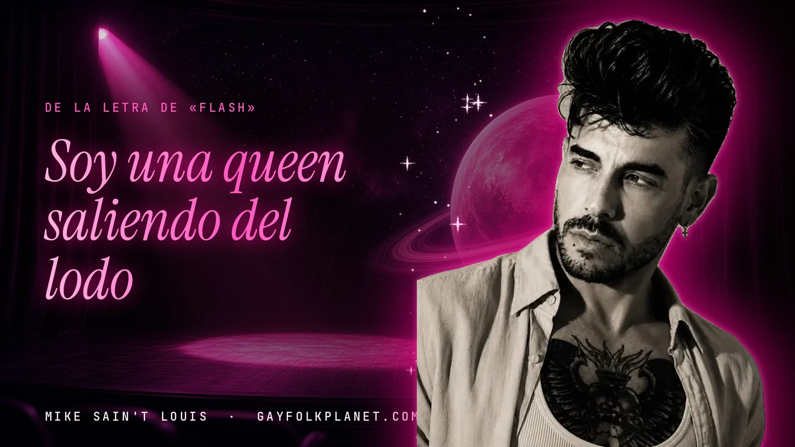 Mike Sain't Louis en blanco y negro, con una camisa clara desabrochada sobre una camiseta de tirantes que deja ver un tatuaje en el pecho, ante un escenario con foco rosa y un planeta con anillos, junto al verso «Soy una queen saliendo del lodo» de «Flash»