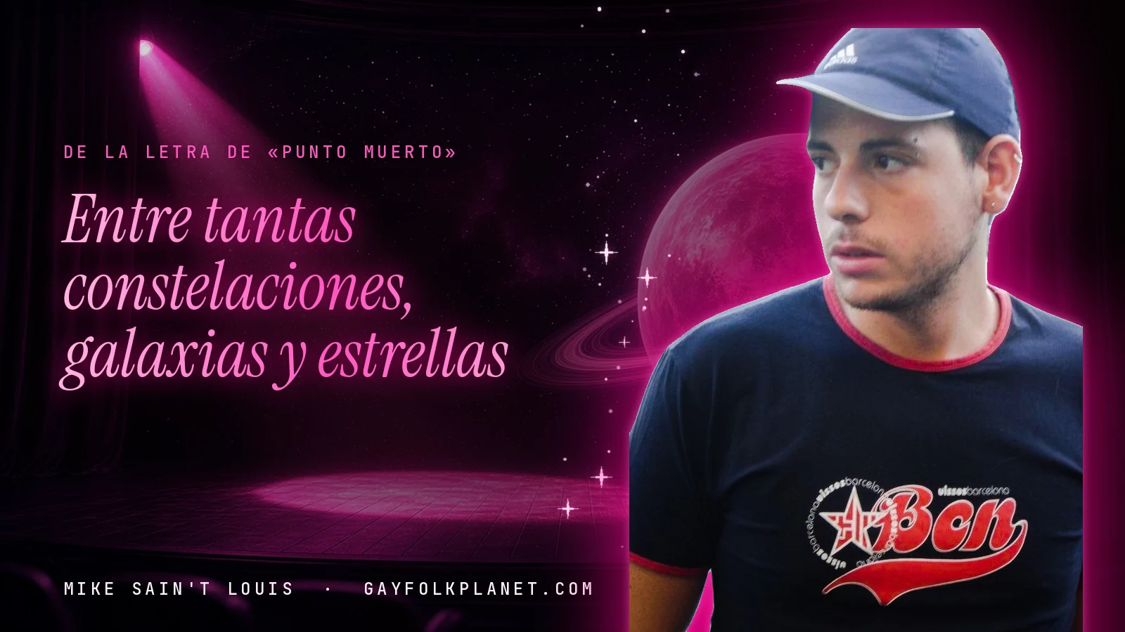 Mike Sain't Louis con gorra azul y camiseta negra con letras rojas, ante un escenario con un foco rosa y un planeta con anillos, junto al verso «Entre tantas constelaciones, galaxias y estrellas» de «Punto muerto»