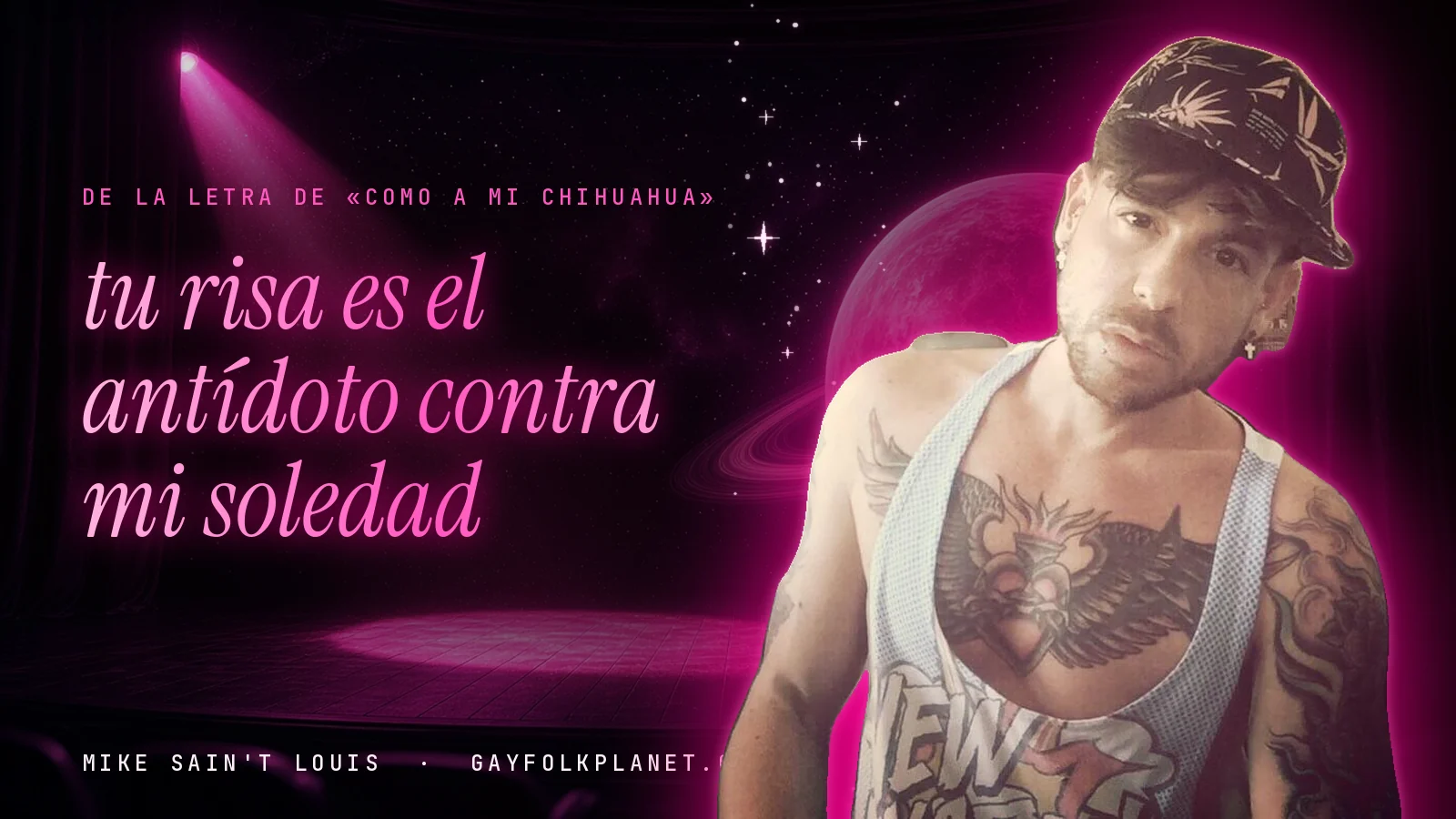 Mike Sain't Louis con gorra estampada y camiseta de tirantes ante un escenario rosa iluminado por un foco, junto al verso «tu risa es el antídoto contra mi soledad»