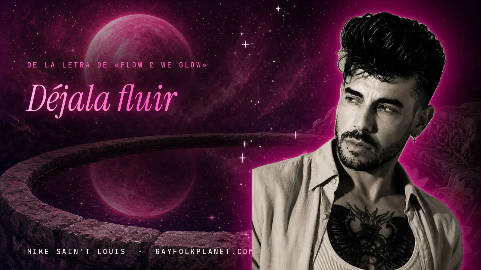 Retrato en blanco y negro de Mike Sain't Louis con la camisa abierta y un gran tatuaje en el pecho, junto a una fuente de piedra bajo un planeta rosa, al lado de las palabras «Déjala fluir» de «Flow / We Glow»