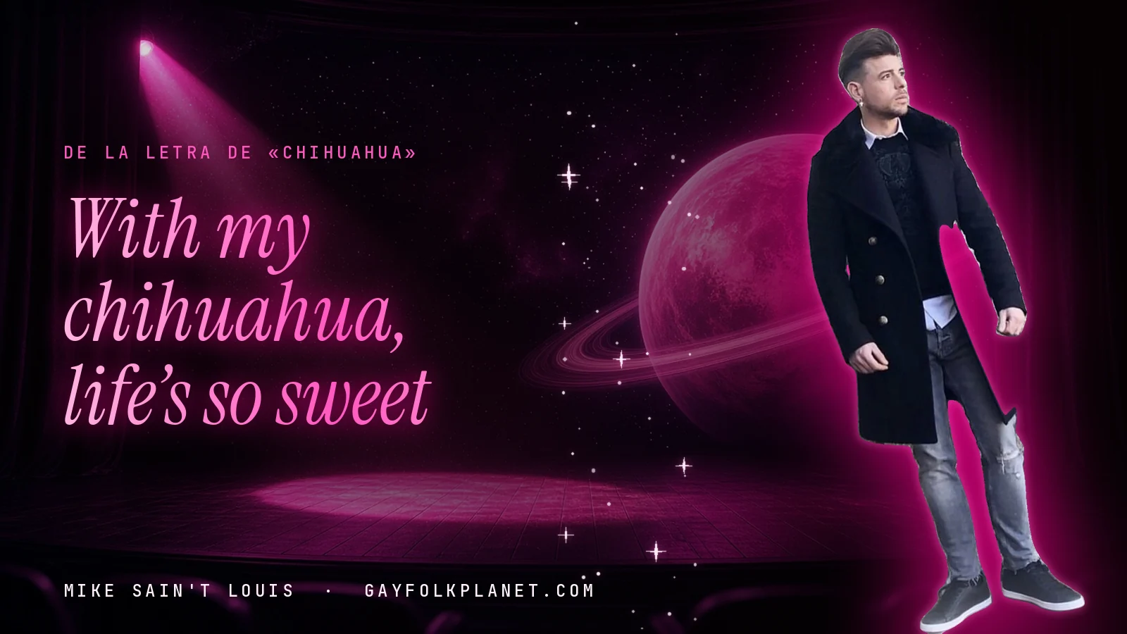 Mike Sain't Louis con abrigo oscuro ante un escenario con un foco rosa y un planeta con anillos, junto al verso «With my chihuahua, life’s so sweet» de «Chihuahua»