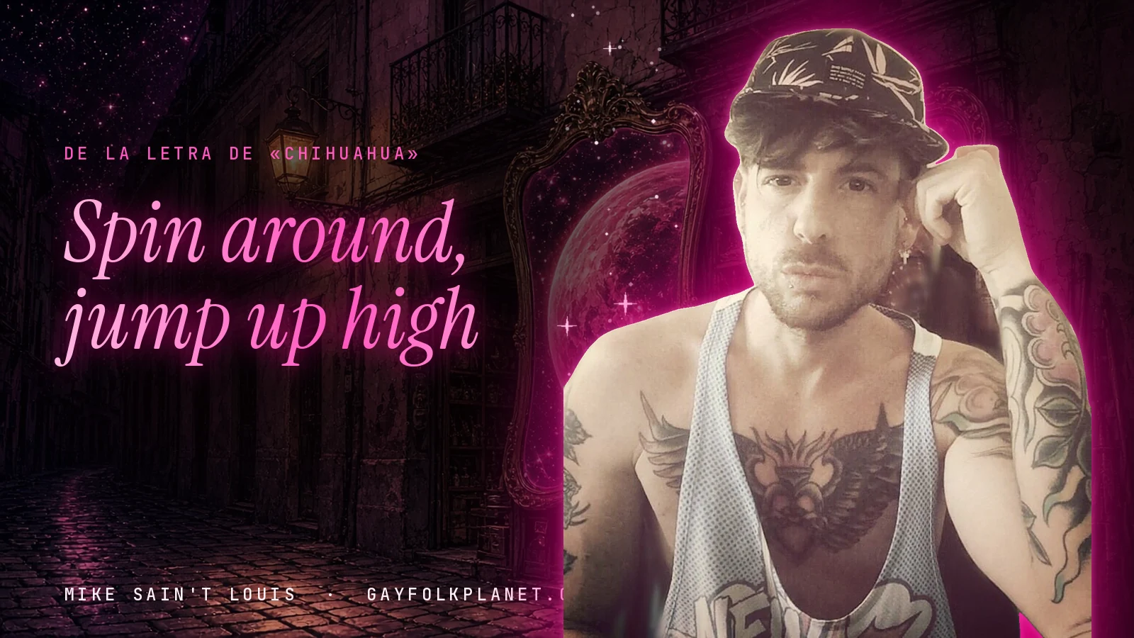 Mike Sain't Louis con gorra estampada y camiseta de tirantes, la mano junto a la sien, ante un callejón nocturno de piedra con un espejo dorado, junto al verso «Spin around, jump up high» de «Chihuahua»