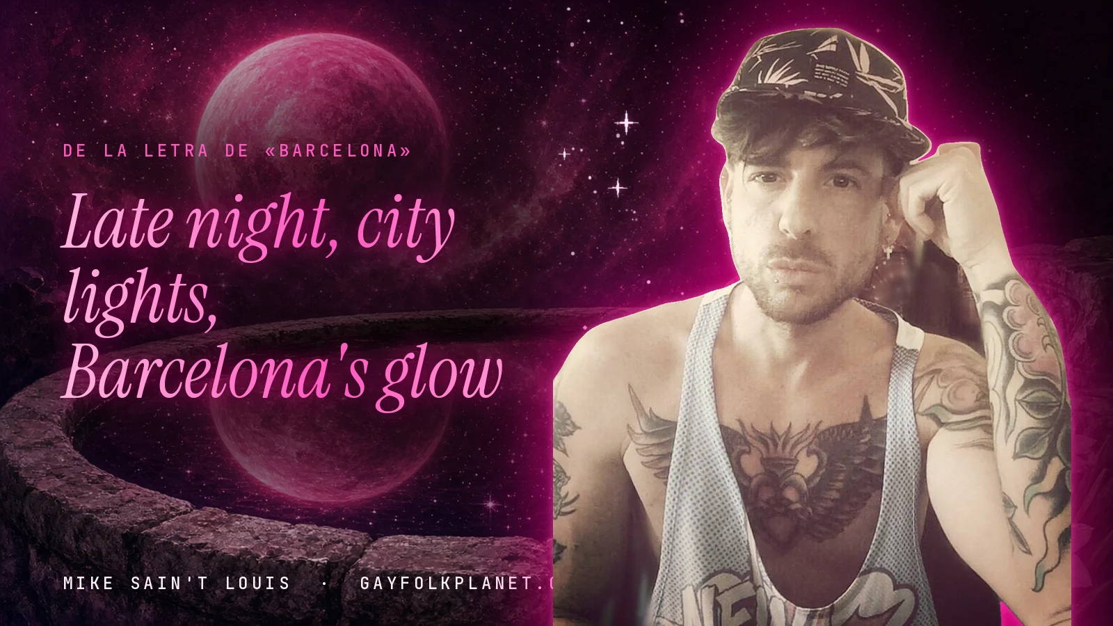 Mike Sain't Louis con gorra estampada, camiseta de tirantes y la mano junto a la sien, junto a un brocal de piedra con un planeta rosa reflejado y el verso «Late night, city lights, Barcelona's glow» de «Barcelona»