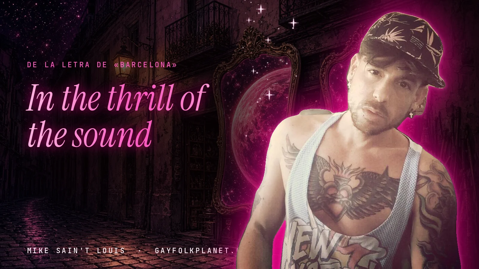 Mike Sain't Louis con gorra estampada y camiseta de tirantes en un callejón empedrado de noche, con un espejo de marco dorado y un planeta rosa, junto al verso «In the thrill of the sound» de «Barcelona»