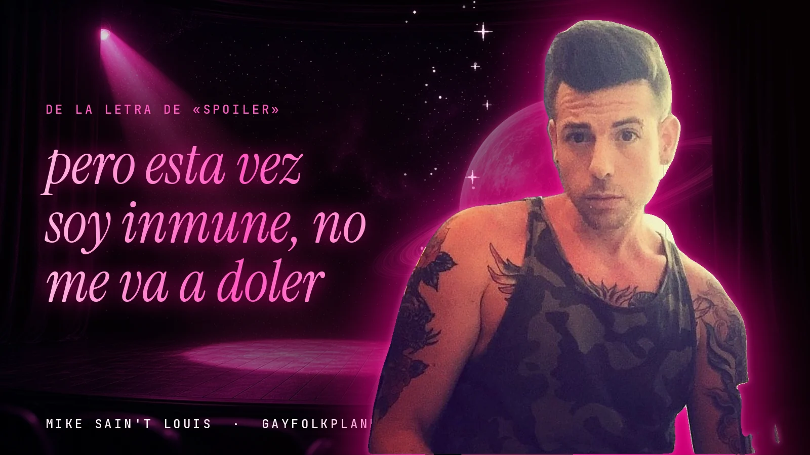 Foto real de Mike Sain't Louis con camiseta de tirantes en un escenario con foco rosa y un planeta con anillos, con el verso «pero esta vez soy inmune, no me va a doler» de «Spoiler»