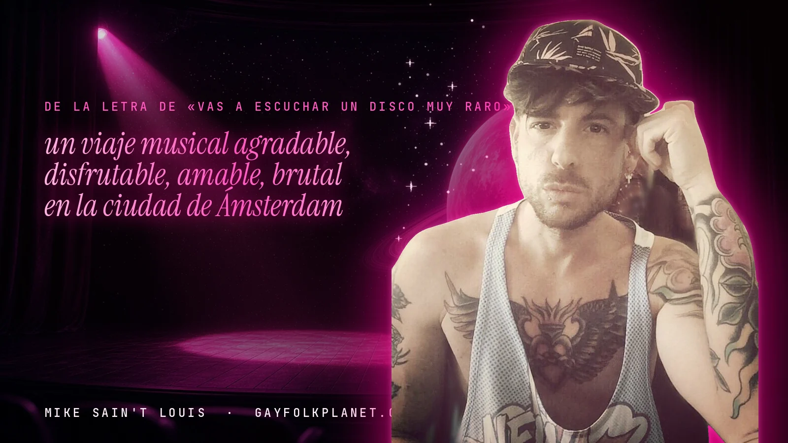 Mike Sain't Louis en un escenario con foco rosa y un planeta con anillos, con el verso «un viaje musical agradable, disfrutable, amable, brutal en la ciudad de Ámsterdam» de «Vas a escuchar un disco muy raro»