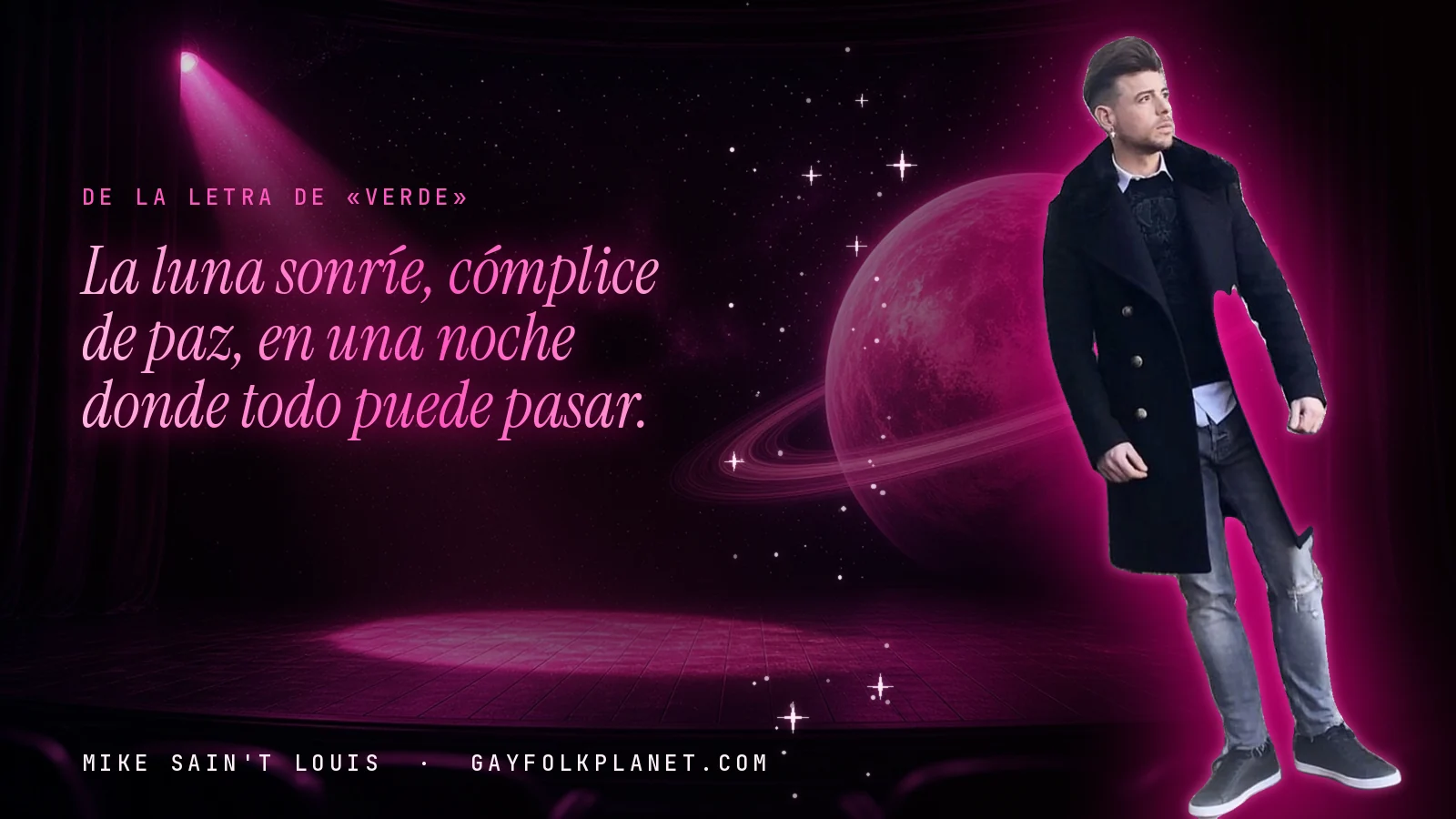 Mike Sain't Louis en un escenario con foco rosa y un planeta con anillos, con el verso «La luna sonríe, cómplice de paz, en una noche donde todo puede pasar.» de «Verde»
