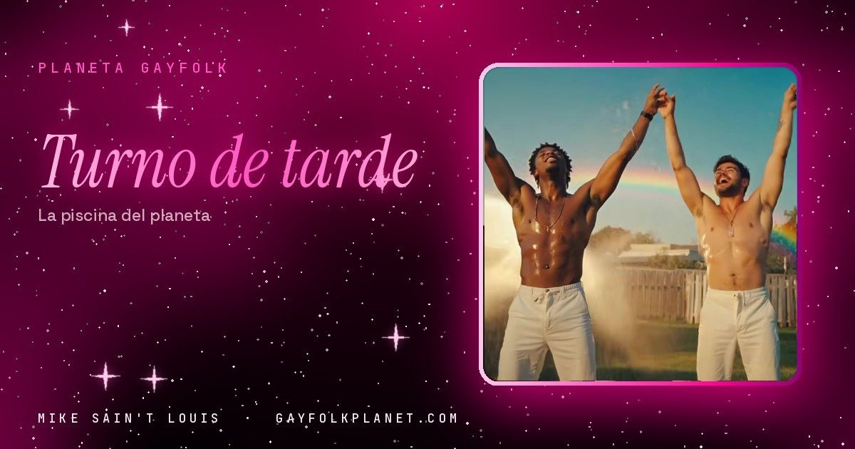 Fotograma del videoclip de «Me gusta el verano», de Mike Sain't Louis: dos chicos sin camiseta levantan los brazos cogidos de la mano bajo el chorro de un aspersor con un arcoíris al fondo, en la portada de «Turno de tarde»