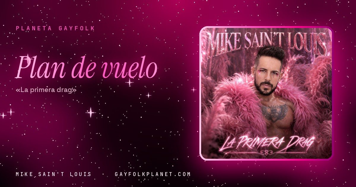 Portada de «La primera drag», canción de Mike Sain't Louis: un hombre con barba y el pecho tatuado con un corazón alado, envuelto en una estola de plumas rosas, con purpurina bajo los ojos, ante un telón de plumas también rosas