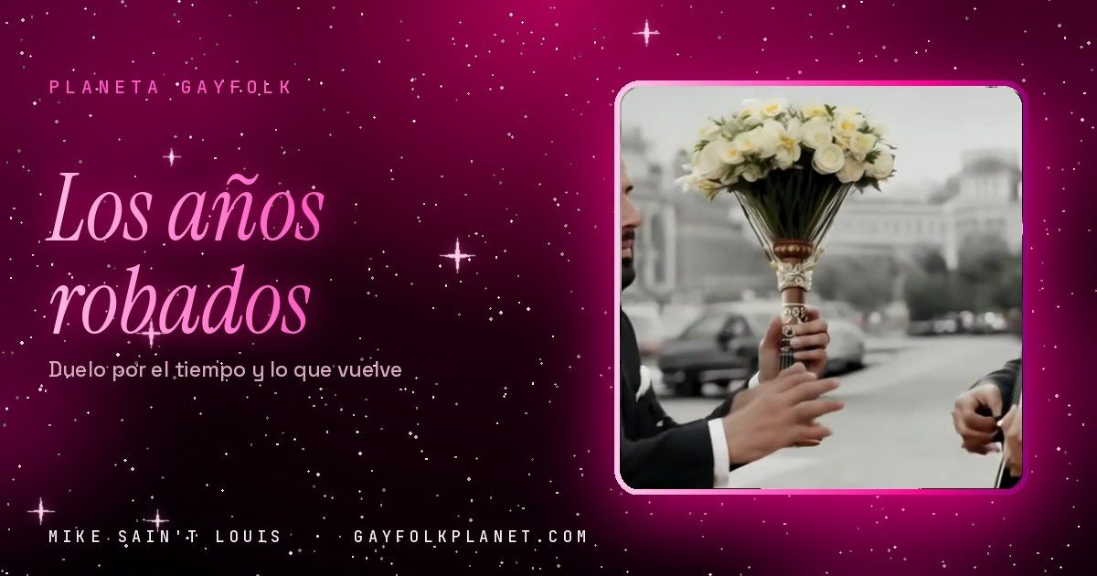 Fotograma del videoclip de «Un puñetazo al día», de Mike Sain't Louis: un hombre con pajarita sostiene un ramo de flores blancas junto a un guitarrista en una calle, en la portada de «Los años robados»