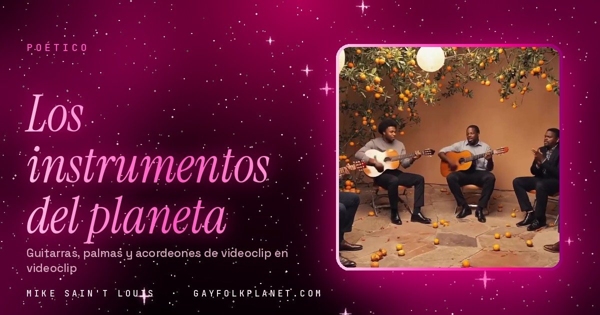 Fotograma de «Can't Wait»: cinco hombres sentados en sillas de madera tocan guitarras españolas en un patio de tierra, bajo un naranjo con farolillos de papel y naranjas caídas en el suelo