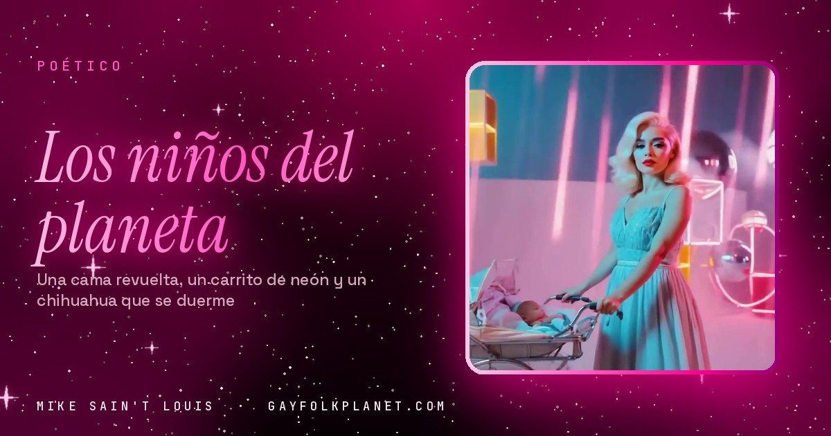 Fotograma de «No me despiertes al niño»: una mujer rubia con vestido azul claro empuja un carrito de bebé entre tubos de neón rosas y lámparas de colores