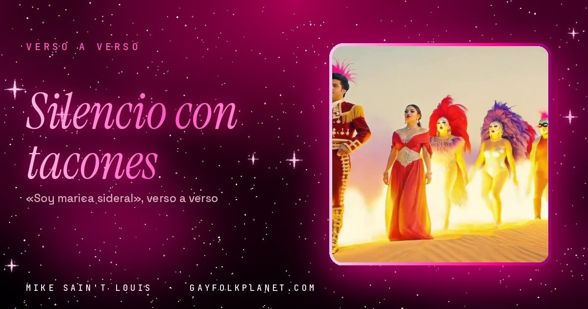 Fotograma de «Soy marica sideral»: un torero de rojo con penacho rosa encabeza por las dunas un desfile de mujeres con tocados de plumas de carnaval, junto a un hombre de traje oscuro y gafas