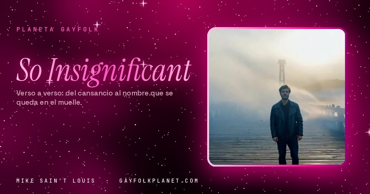 Fotograma de «So Insignificant»: un hombre de chaqueta oscura, pequeño y de pie al final de un muelle de madera envuelto en niebla, con el sol tapado detrás