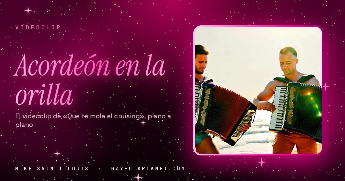 Fotograma de «Que te mola el cruising»: dos hombres sonrientes con acordeón, frente a frente en una playa de arena clara con el mar azul detrás