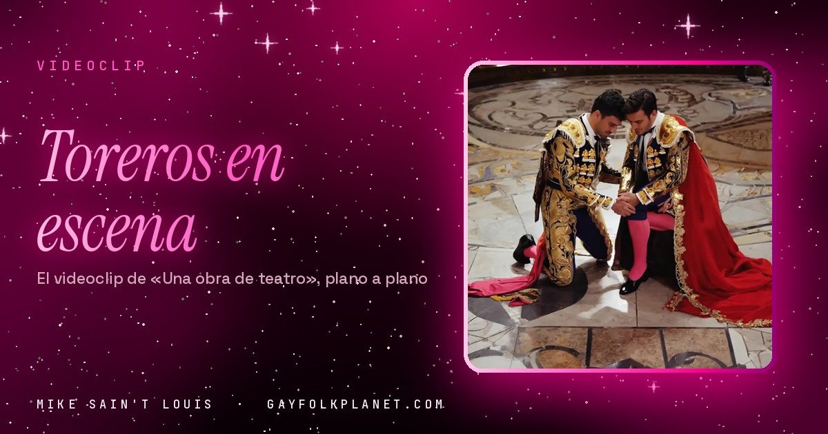 Fotograma de «Una obra de teatro»: dos toreros, uno de oro y otro con capote rojo, arrodillados frente a frente sobre un suelo de mosaico con dibujos de colores