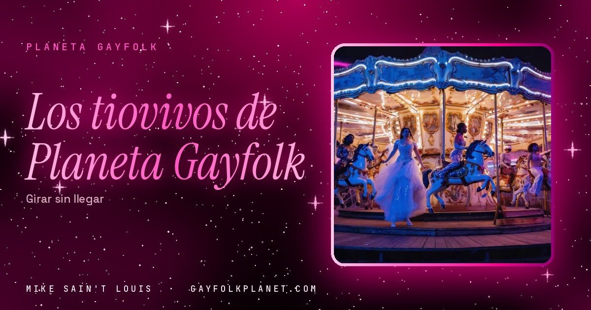Fotograma de «Dark Corners»: un carrusel antiguo iluminado con bombillas y neón violeta gira de noche, con caballos de colores y pequeñas figuras montadas, sobre una plataforma brillante
