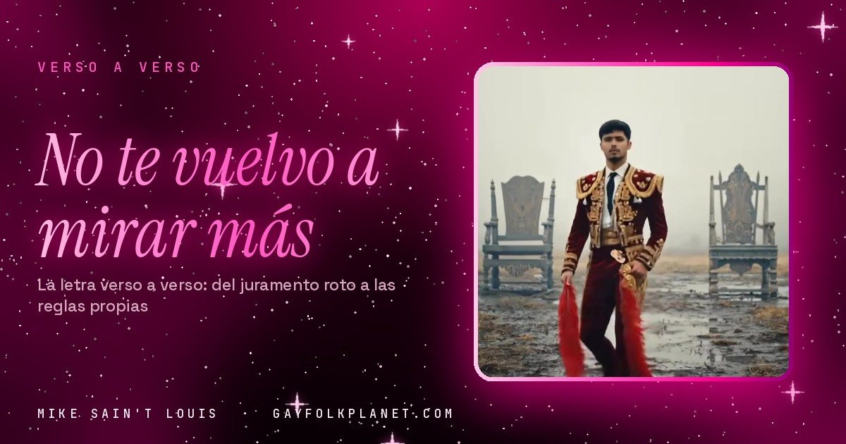 Fotograma de «No te vuelvo a mirar más»: un torero con traje granate y bordados dorados camina por un campo embarrado entre tronos vacíos, bajo la niebla