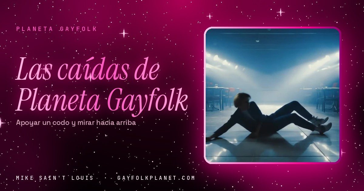 Fotograma de «Gaslighting»: una figura en penumbra tendida en el suelo pulido de un local vacío, apoyada en un codo, bajo cuatro focos azules que cruzan el humo