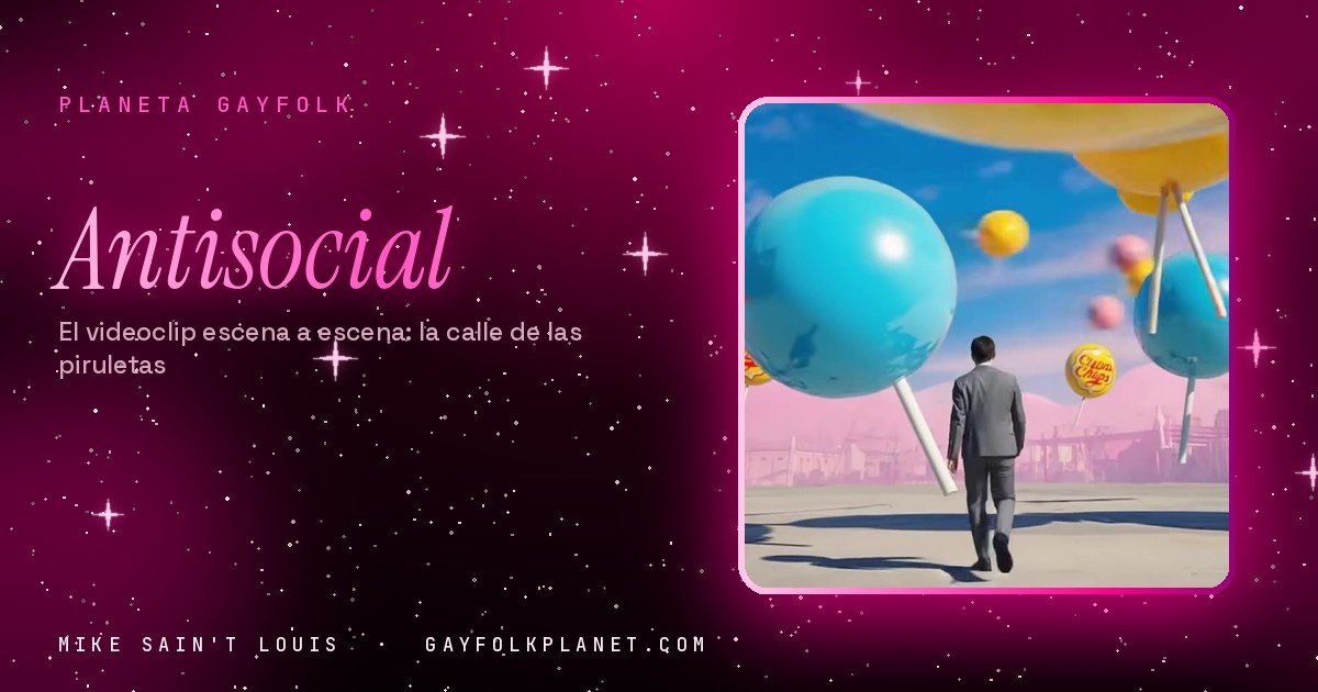 Fotograma de «Antisocial»: un hombre de traje gris camina de espaldas por una explanada soleada entre piruletas gigantes azules, rosas y amarillas, con colinas rosas al fondo