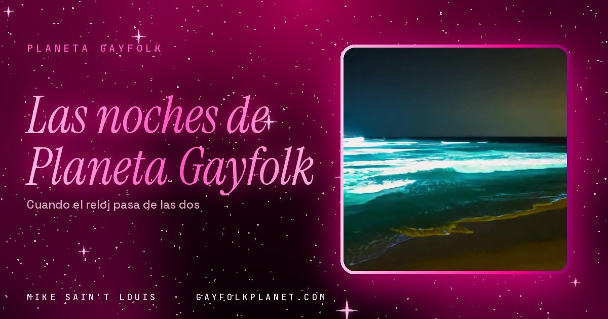 Fotograma de «La noche no es para mí»: olas que rompen de noche en una playa oscura con la espuma iluminada de un azul turquesa, bajo un cielo casi negro