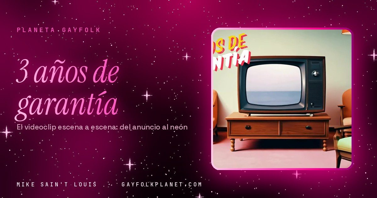 Fotograma del videoclip de «3 años de garantía»: un salón de los setenta vacío, con dos butacas de tapicería clara y un televisor de mueble de madera apagado en el centro