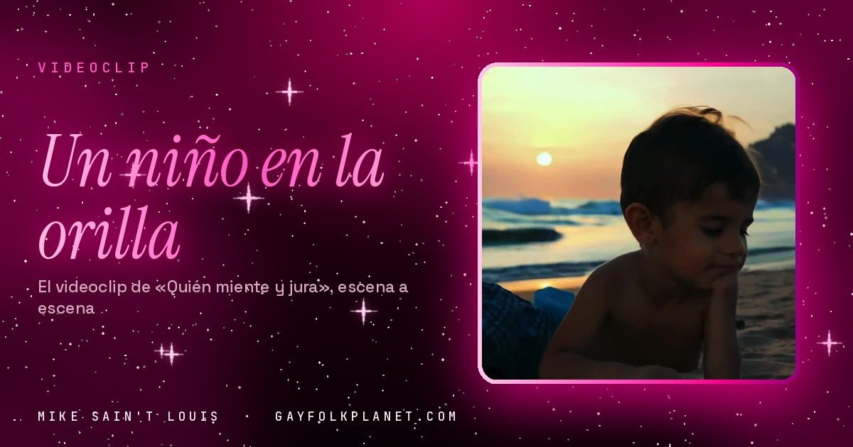 Fotograma de «Quién miente y jura»: un niño pequeño sin camiseta, sentado en la arena con la mano en la barbilla, mira hacia la orilla mientras el sol se pone sobre el mar