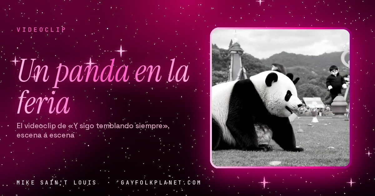 Fotograma en blanco y negro de «Y sigo temblando siempre»: un panda gigante agachado sobre el césped de una feria, entre torres de atracciones y montañas, con una figura pequeña detrás