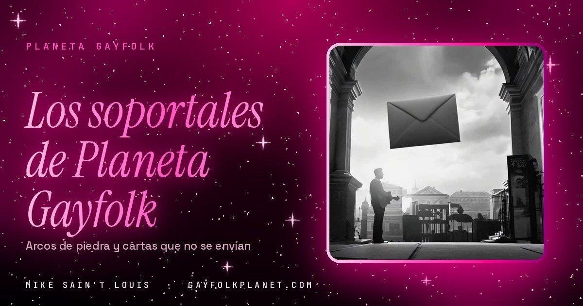 Fotograma en blanco y negro de «La última carta»: un sobre gigante flota bajo un arco de piedra de un soportal mientras una figura pequeña espera a lo lejos junto a una columna