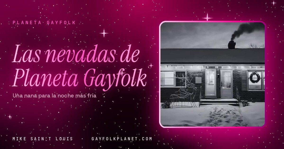 Fotograma de «Holy Stillness» en blanco y negro: una casa baja con dos coronas navideñas en las ventanas, el jardín cubierto de nieve y humo saliendo de la chimenea
