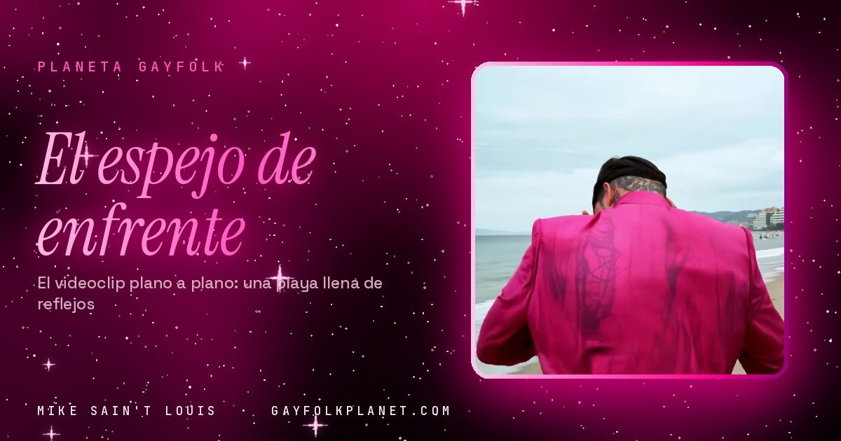Fotograma de «El espejo de enfrente»: un hombre con chaqueta fucsia, visto de espaldas, se agarra la cabeza en una playa enorme con un cabo rocoso y edificios blancos al fondo