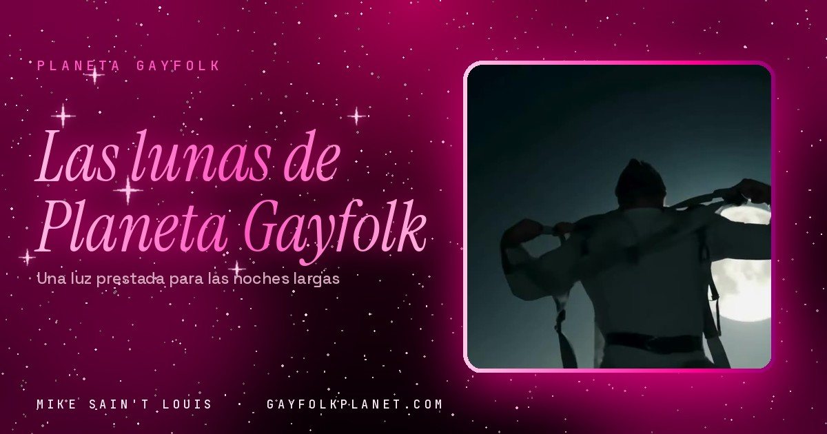 Fotograma de «Me rindo»: una silueta de espaldas, con una guitarra colgada a la espalda, se recorta contra una luna llena blanca en un cielo nocturno azul oscuro