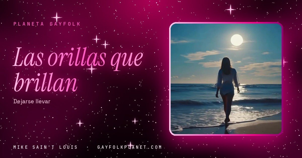 Fotograma de «Flow / We Glow»: una luna llena brilla sobre un mar azul oscuro mientras una pequeña silueta camina de espaldas por la orilla, entre la espuma de las olas