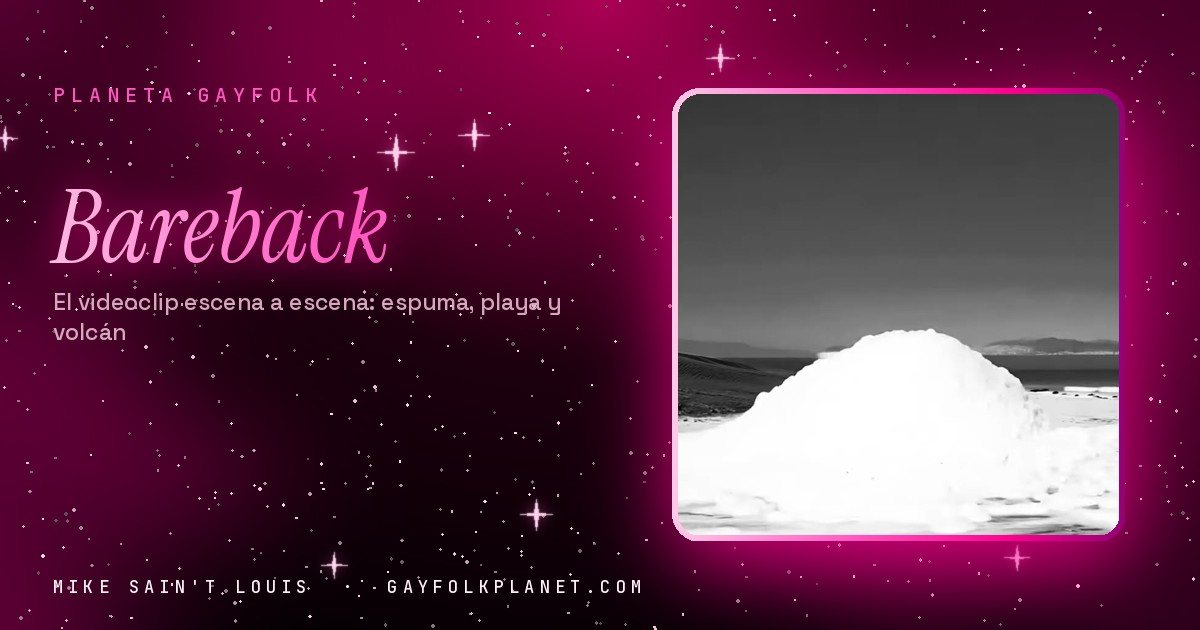 Fotograma de «Bareback» en blanco y negro: un montículo de espuma blanca en mitad de una playa de noche, con un palo clavado en la cima y el mar al fondo