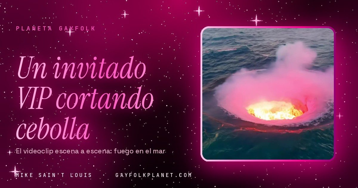 Fotograma de «Un invitado VIP cortando cebolla»: un círculo de espuma abierto en mitad del mar verde, con una bola de fuego naranja dentro y vapor rosa que sube al amanecer