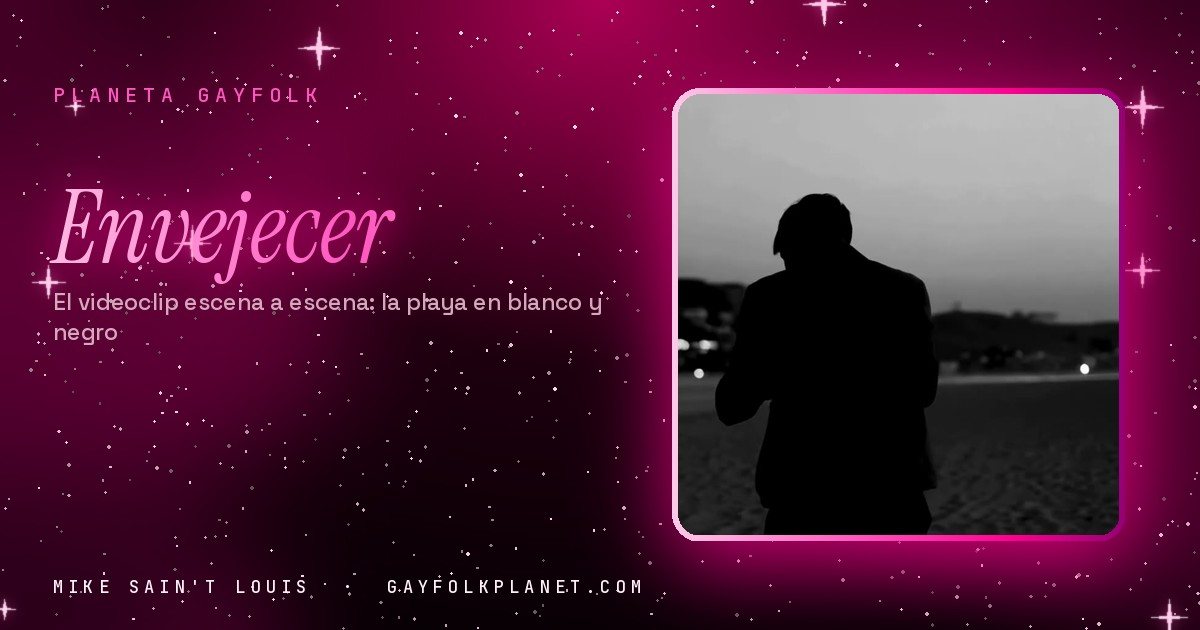 Fotograma de «Envejecer» en blanco y negro: una figura convertida en sombra negra, de pie en una playa al anochecer, con las luces pequeñas de un pueblo de costa encendidas al fondo