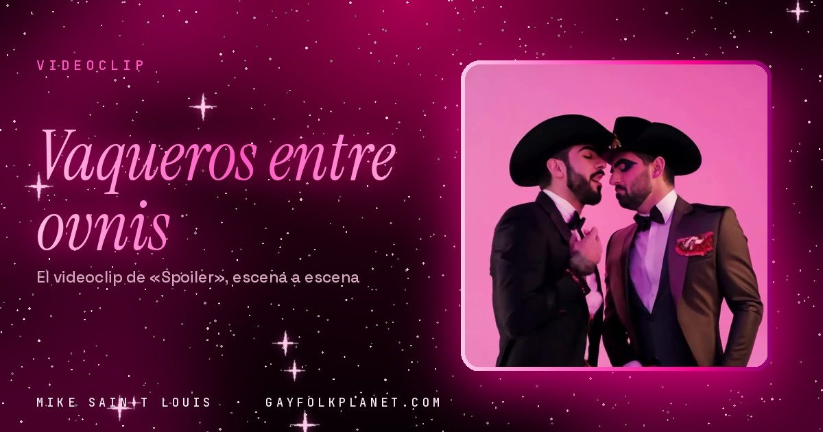 Fotograma de «Spoiler»: dos hombres con sombrero vaquero negro y esmoquin, uno con chaqueta granate y clavel rojo, muy juntos sobre un fondo rosa intenso