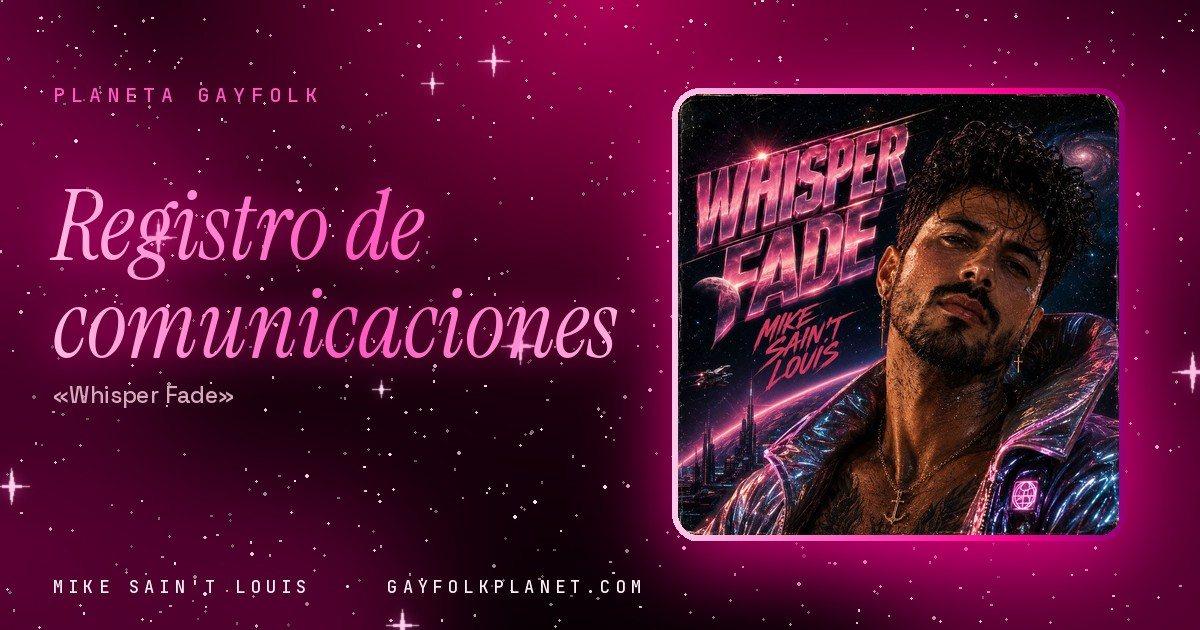 Portada de «Whisper Fade», canción de Mike Sain't Louis: primer plano de un hombre con el pelo rizado y mojado, barba, pendientes con cruz y una cadena con un ancla, con una chaqueta holográfica de cuello alto; detrás, una galaxia rosa, una luna, una nave espacial y los rascacielos de una ciudad futurista, con el título en letras rosas cromadas