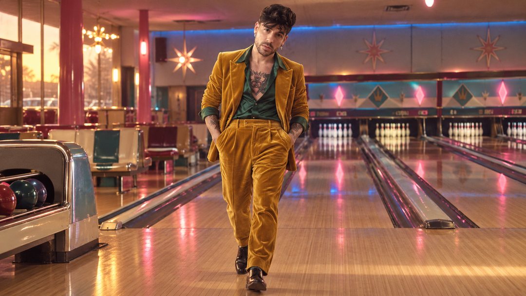 Mike Sain't Louis con traje mostaza caminando por una bolera — foto retro PLANETA GAYFOLK.