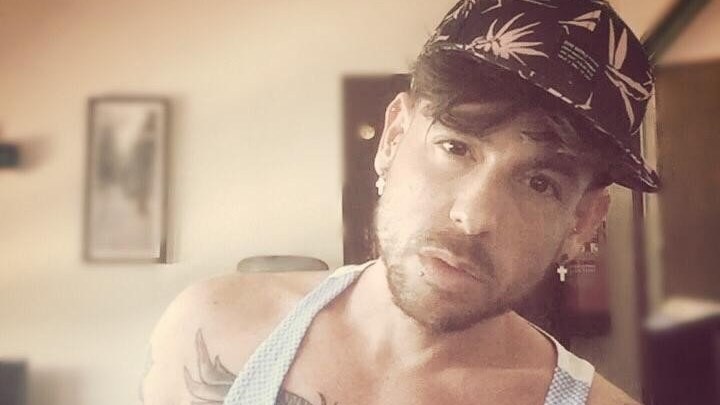 Mike Sain't Louis con gorra y camiseta de tirantes